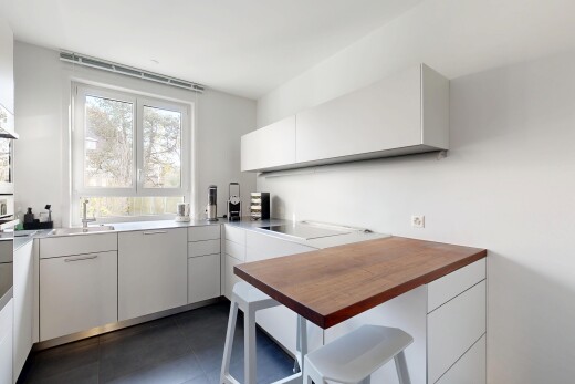 küche mit weiße schränke, schränke mit flachen paneelen, natürliches licht, natural light, und gipskartonwand