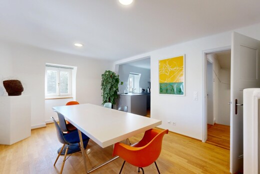 salle à manger avec sol en finition bois, wood finish floor, lumière naturelle, natural light, et cloison sèche