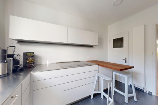 küche mit weiße schränke, gipskartonwand, drywall, inside property, und schränke mit flachen paneelen