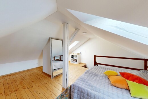 zimmer / schlafzimmer mit dachfenster, holzfußboden, wood finish floor, hardwood floor, und dachschräge