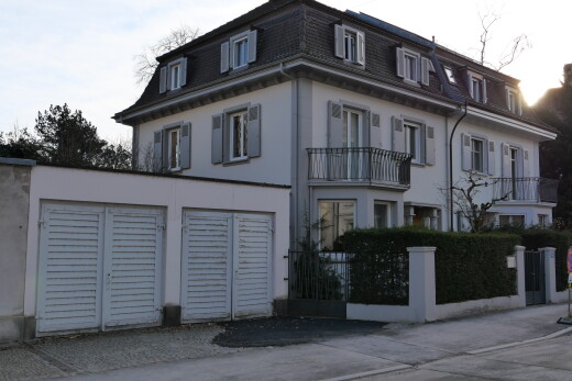 façade avec toit mansardé, bardage en stuc, et balcon