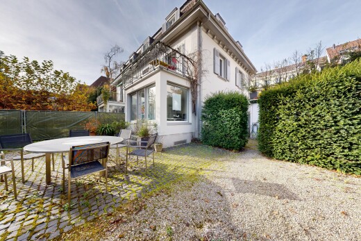 außenansicht mit betonfundament, property visible, zaun, essbereich im freien, und stuckverkleidung