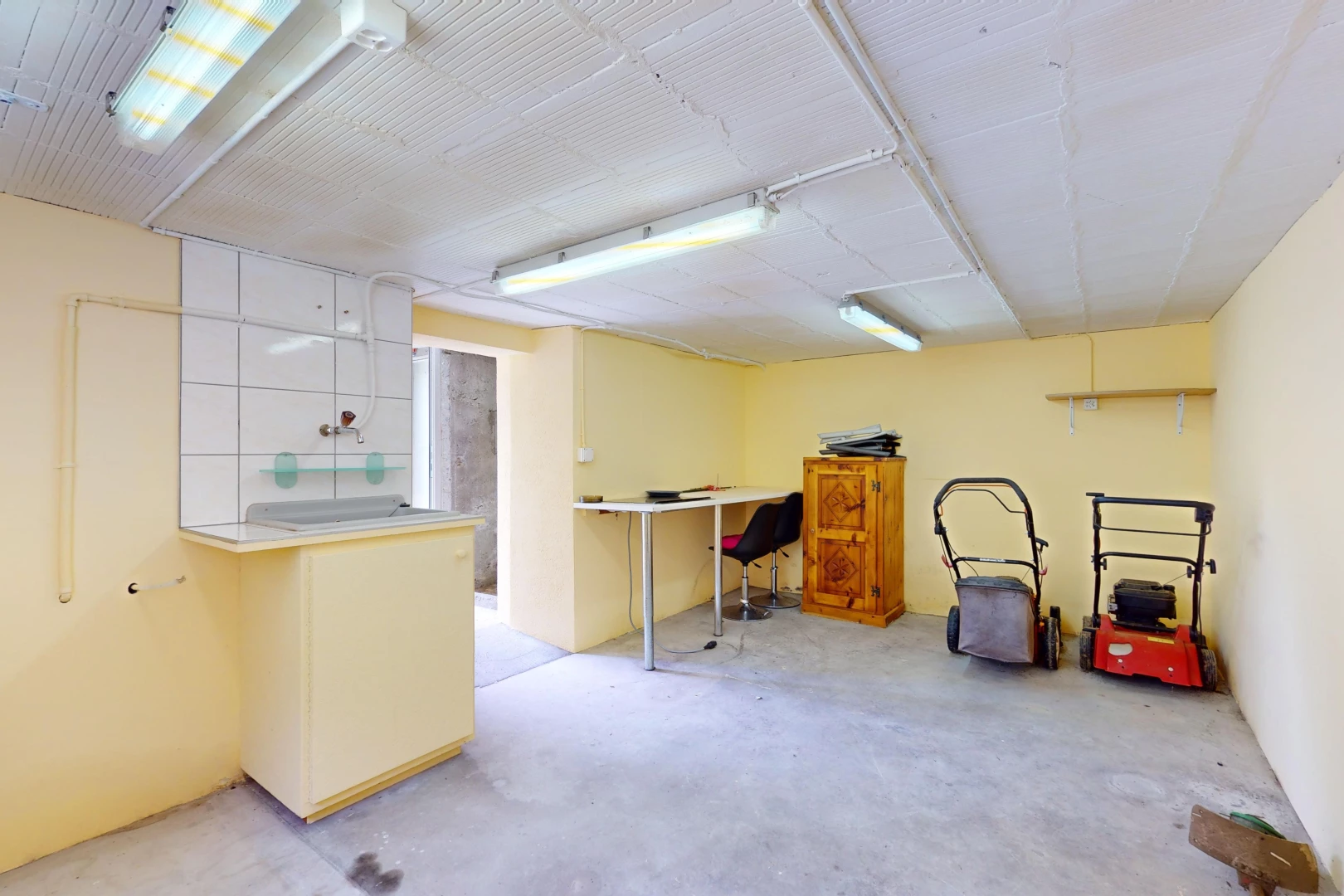 bureau avec plafond en béton