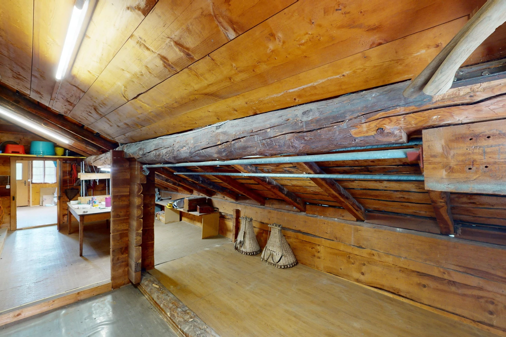 espace intérieur avec plafond bas, plafond voûté, et lumière naturelle
