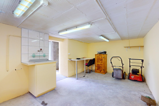bureau avec plafond en béton