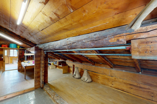 espace intérieur avec plafond bas, plafond voûté, et lumière naturelle