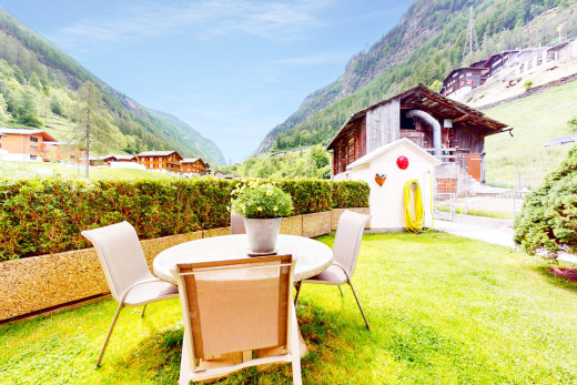 äußeresraum mit rasen und blick auf die berge
