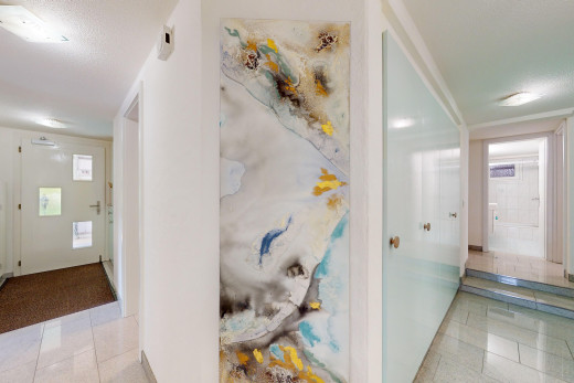 couloir avec carrelage, plafond en crépis, et plafond bas
