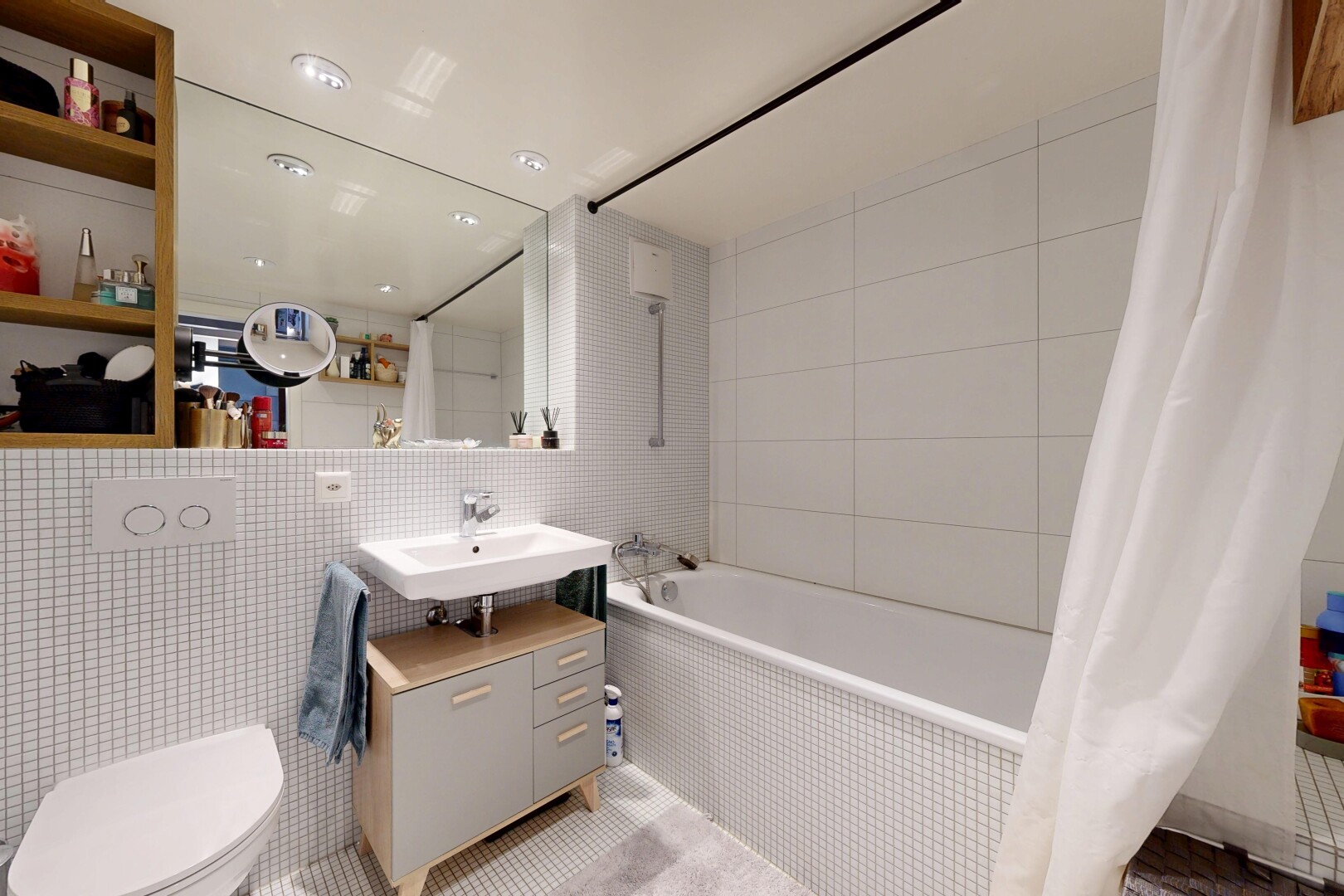 bad mit tile wall, fliesenwand, komplettes badezimmer, kombiniertes bad / dusche, und inside property