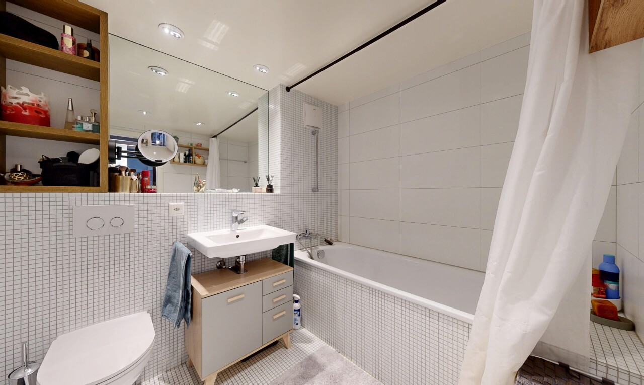 bad mit tile wall, fliesenwand, komplettes badezimmer, kombiniertes bad / dusche, und inside property