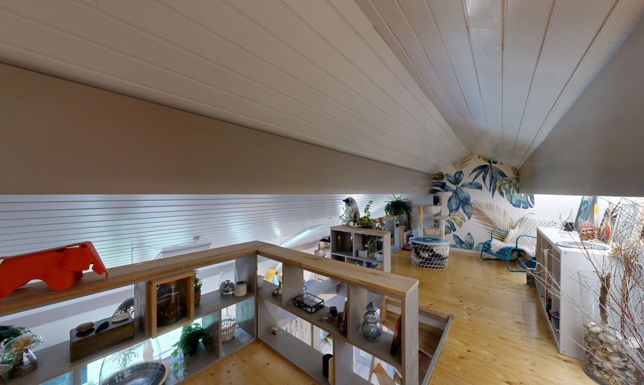 innenraum mit wood finish floor, holzfußboden, und inside property