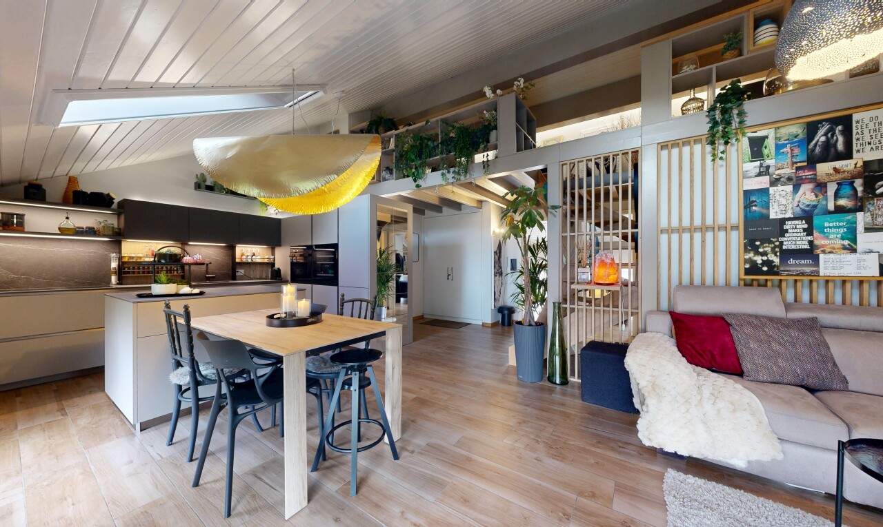 wohn- / esszimmer mit inside property, dachschräge, vaulted ceiling, holzfußboden, und wood finish floor