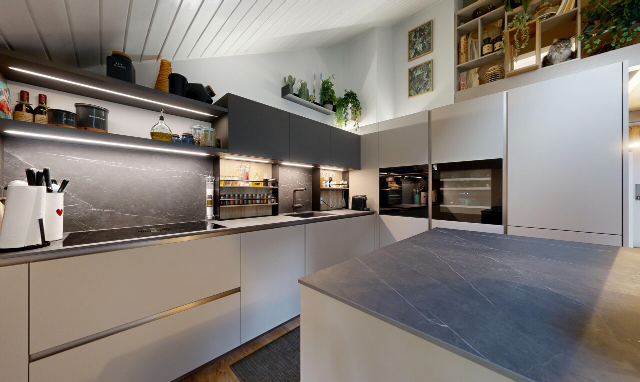 küche mit offene regale, schränke mit flachen paneelen, inside property, und waschbecken