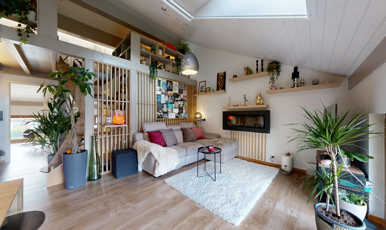 wohnzimmer mit vaulted ceiling, dachschräge, wood finish floor, holzfußboden, und inside property