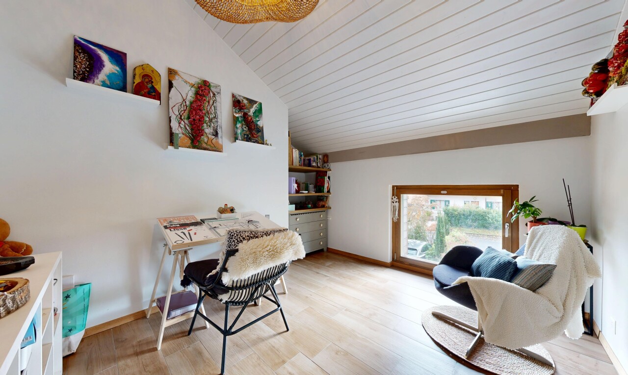 wohn- / esszimmer mit drywall, gipskartonwand, wood finish floor, holzfußboden, und inside property