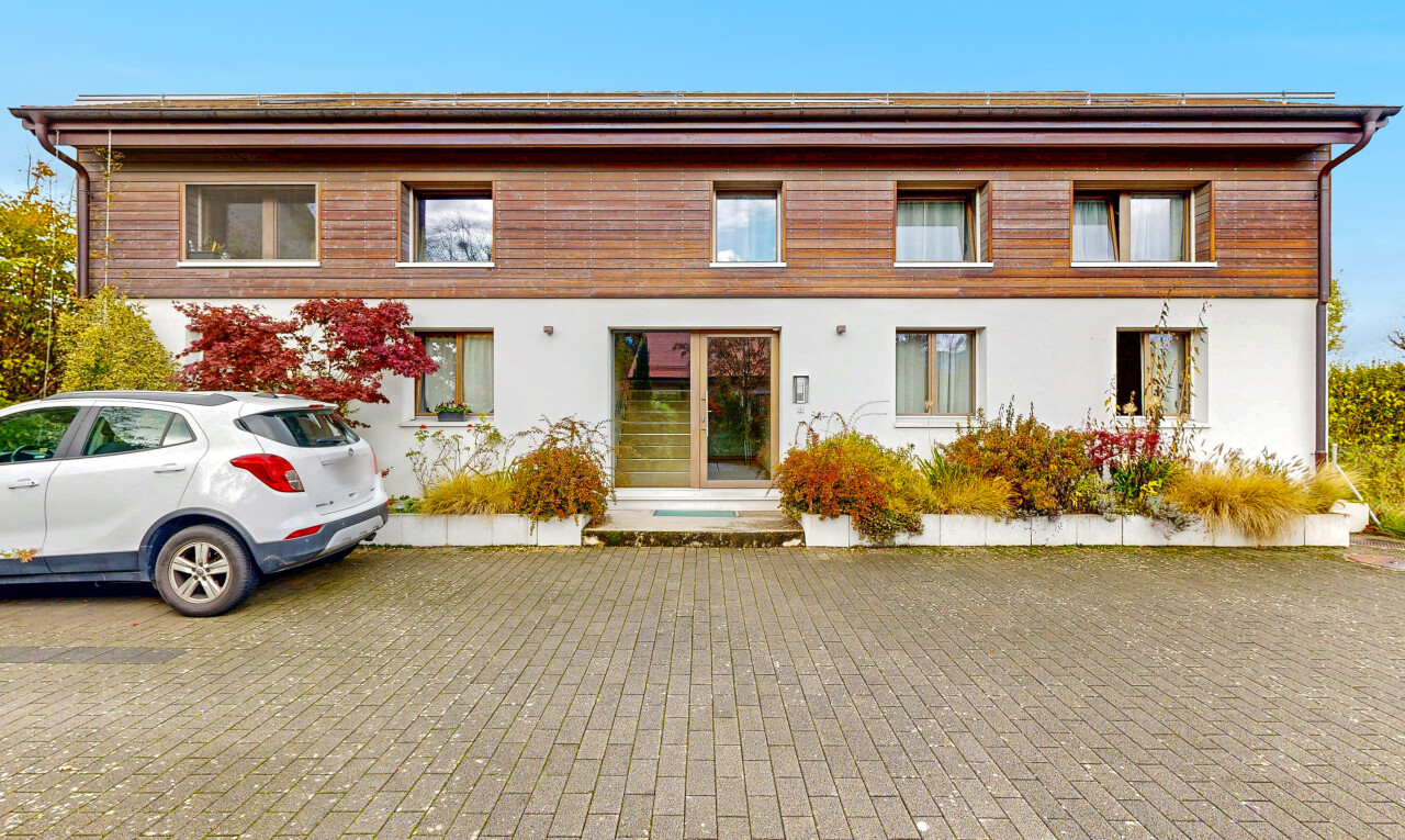 außenansicht mit stuckverkleidung, property visible, horizontale verkleidung, day time, und holzverkleidung