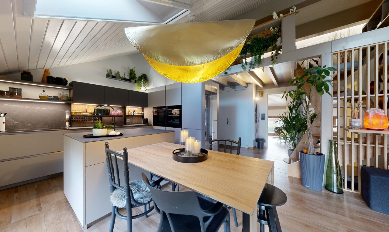 küche mit inside property, vaulted ceiling, dachschräge, wood finish floor, und holzfußboden