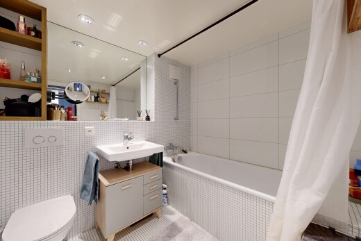 bad mit tile wall, fliesenwand, komplettes badezimmer, kombiniertes bad / dusche, und inside property