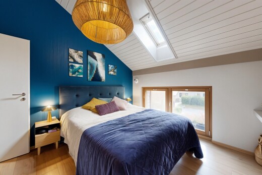 zimmer / schlafzimmer mit dachfenster, inside property, holzfußboden, wood finish floor, und gipskartonwand