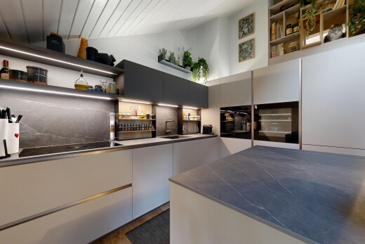 küche mit offene regale, schränke mit flachen paneelen, inside property, und waschbecken