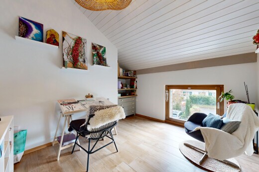 wohn- / esszimmer mit drywall, gipskartonwand, wood finish floor, holzfußboden, und inside property