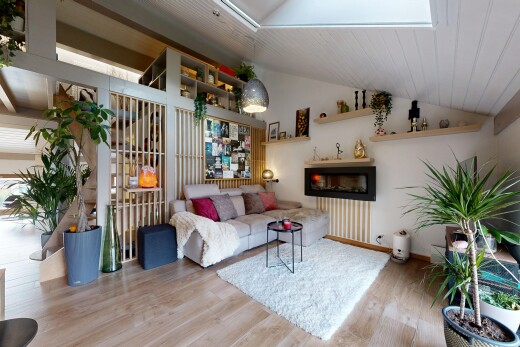 wohnzimmer mit vaulted ceiling, dachschräge, wood finish floor, holzfußboden, und inside property