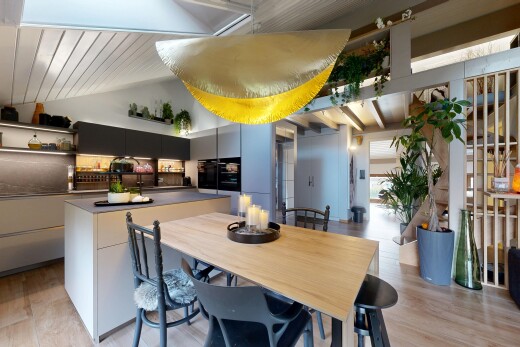 küche mit inside property, vaulted ceiling, dachschräge, wood finish floor, und holzfußboden