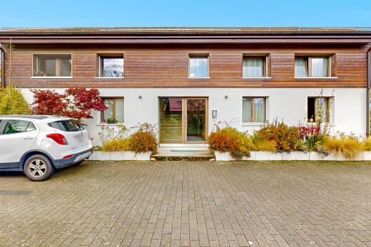 außenansicht mit stuckverkleidung, property visible, horizontale verkleidung, day time, und holzverkleidung