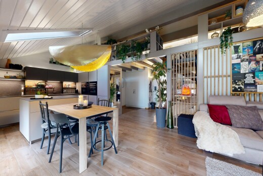 wohn- / esszimmer mit inside property, dachschräge, vaulted ceiling, holzfußboden, und wood finish floor