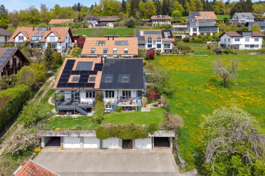 façade avec panneaux solaires, vue résidentielle, residential view, et day time