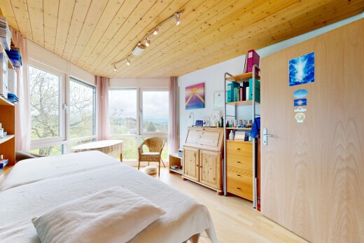 chambre avec éclairage sur rail, track lighting, plafond en bois, wood ceiling, et sol en finition bois