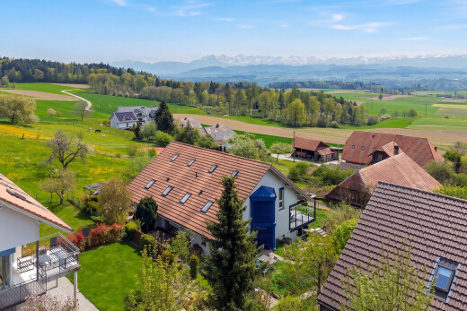 façade avec day time, vue rurale, rural view, vue sur la montagne, et mountain view