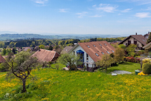 façade avec day time, pelouse, et drone view