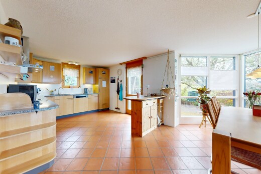cuisine avec open shelves, étagères ouvertes, lumière naturelle, natural light, et light brown cabinets