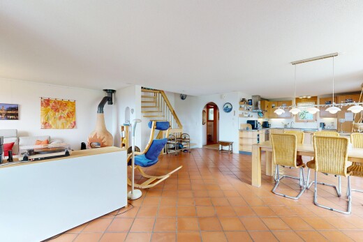 salle à manger avec passages en arc, inside property, escaliers, drywall, et cloison sèche