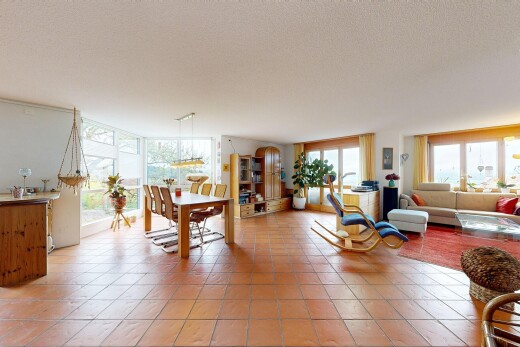 salon avec inside property, natural light, lumière naturelle, tile floor, et sol en carrelage