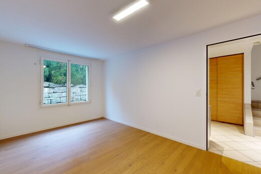 pièce vide avec wood finish floor, sol en finition bois, drywall, cloison sèche, et natural light