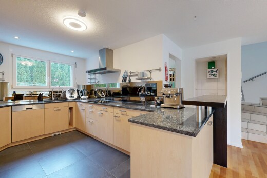 cuisine avec péninsule de cuisine, hotte, plans de travail en pierre, natural light, et lumière naturelle