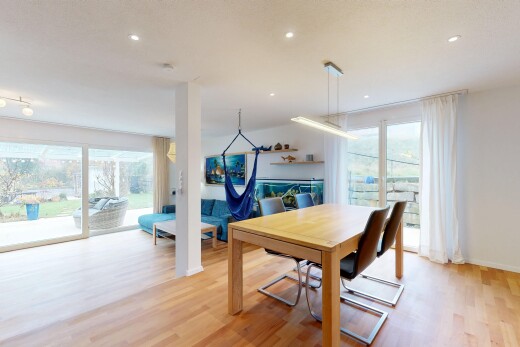 salle à manger avec inside property, wood finish floor, sol en finition bois, drywall, et cloison sèche