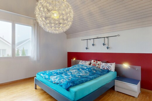 chambre avec drywall, cloison sèche, wood finish floor, sol en finition bois, et natural light