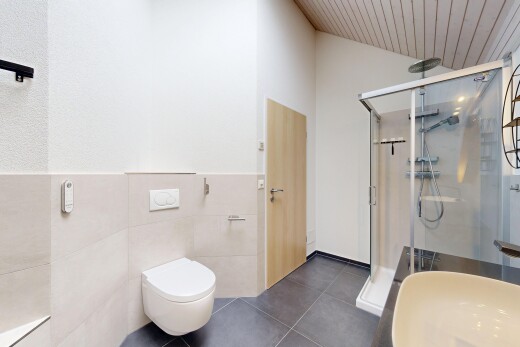 salle de bains avec douche, salle de bain complète, inside property, tile floor, et sol en carrelage