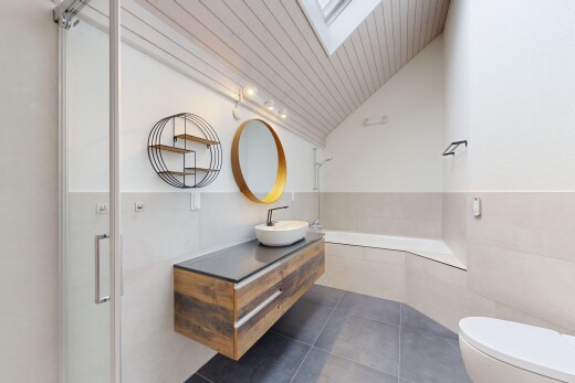 salle de bains avec salle de bain complète, miroir, puits de lumière, tile floor, et sol en carrelage