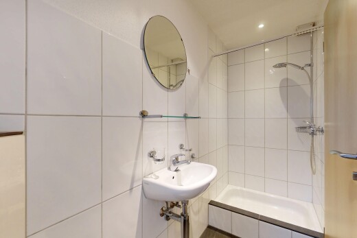 salle de bains avec miroir, salle de bain complète, tile wall, mur en carrelage, et inside property