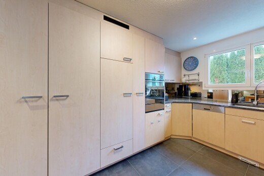 cuisine avec lumière naturelle, natural light, four, inside property, et évier