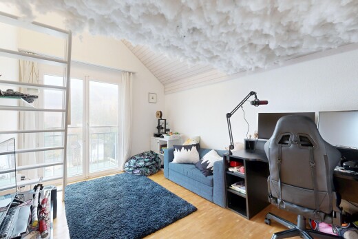 salon avec wood finish floor, sol en finition bois, natural light, lumière naturelle, et drywall