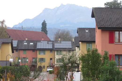 façade avec vue sur la montagne, mountain view, bardage en stuc, et panneaux solaires
