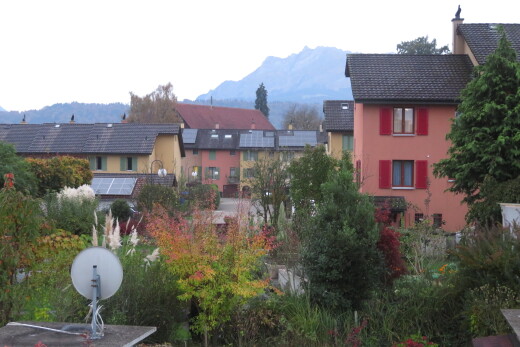 façade avec mountain view, vue sur la montagne, bardage en stuc, et panneaux solaires
