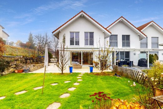façade avec terrasse, property visible, pelouse, bardage en stuc, et day time