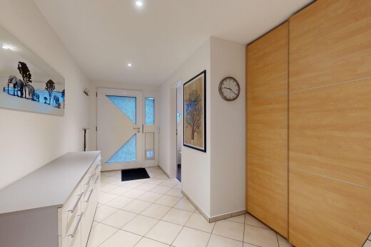 couloir avec cloison sèche, drywall, inside property, lumière naturelle, et natural light