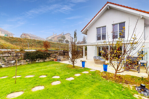 façade avec pelouse, bardage en stuc, terrasse, day time, et property visible
